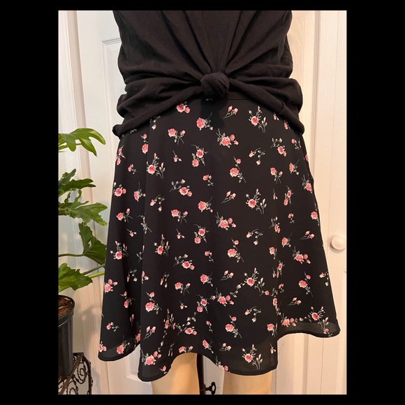 FOREVER 21+ WHITE AND BLACK POLKA DOT SKATER SKIRT SIZE 0X NWT - Picture 2 of 4